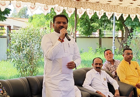 गुजरात: बीएसएफ जवानों के साथ दीपावली मनाने भुज पहुंचे भाजपा सांसद, मिठाई और शुभकामनाएं दीं
