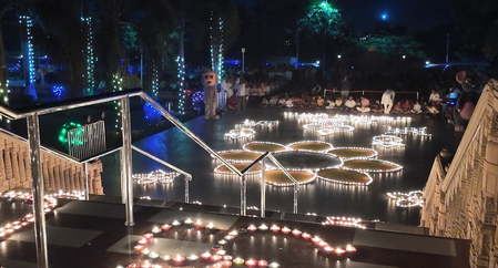 धुले 3 हजार दीयों से जगमगाया बीएपीएस स्वामीनारायण मंदिर, ड्रोन कैमरे में अद्भुत दृश्य कैद धुले 3 हजार दीयों से जगमगाया बीएपीएस स्वामीनारायण मंदिर, ड्रोन कैमरे में अद्भुत दृश्य कैद