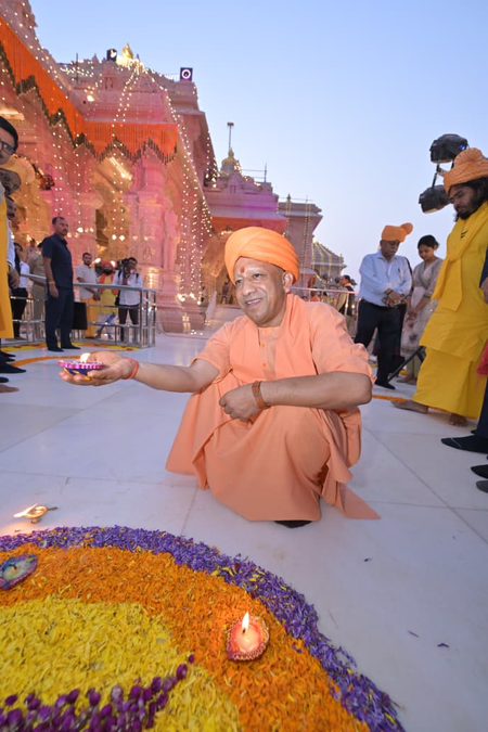 सीएम योगी आदित्यनाथ ने पहले राम मंदिर, फिर राम की पैड़ी पर जलाए श्रद्धा के दीप