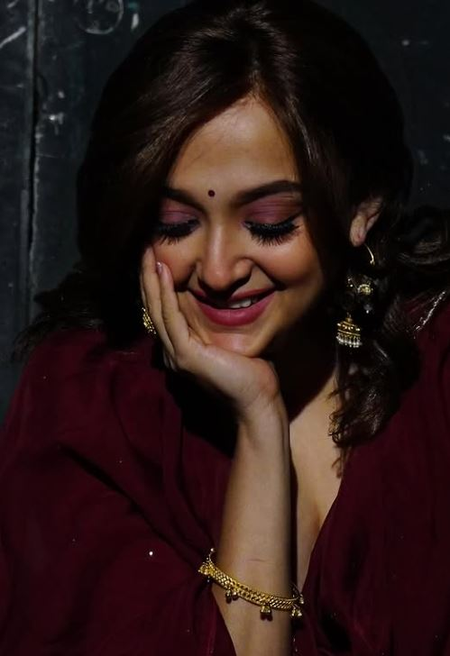 Monali Thakur cherishes happy memories of Diwali, prays for abundance for every soul