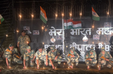 जैसलमेर भारत-पाक सीमा पर मनाई गई दीपावली, बीएसएफ ने दिया सुरक्षा का संदेश जैसलमेर भारत-पाक सीमा पर मनाई गई दीपावली, बीएसएफ ने दिया सुरक्षा का संदेश
