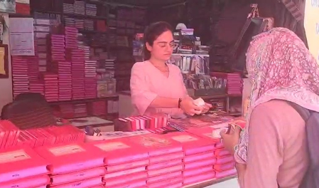 गुजरात राजकोट में दीपावली पर चोपड़ा पूजन की धूम, डिजिटल युग में भी परंपरा कायम गुजरात राजकोट में दीपावली पर चोपड़ा पूजन की धूम, डिजिटल युग में भी परंपरा कायम