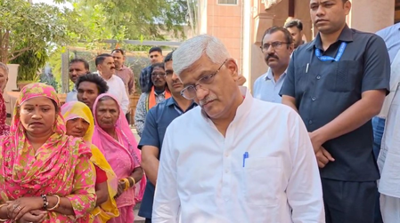 जिन घरों में अंधेरा है, वहां रोशनी पहुंचाना ही दीपावली की सच्ची पूजा है गजेंद्र सिंह शेखावत जिन घरों में अंधेरा है, वहां रोशनी पहुंचाना ही दीपावली की सच्ची पूजा है गजेंद्र सिंह शेखावत