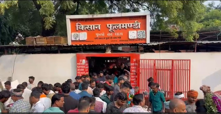वाराणसी दीपावली पर पूर्वांचल की सबसे बड़ी फूल मंडी में उमड़ी भीड़ वाराणसी दीपावली पर पूर्वांचल की सबसे बड़ी फूल मंडी में उमड़ी भीड़