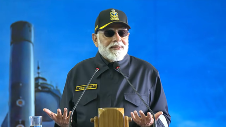 आईएनएस विक्रांत पर जवानों के साथ पीएम मोदी ने मनाई दीपावली, खुद को बताया सौभाग्यशाली आईएनएस विक्रांत पर जवानों के साथ पीएम मोदी ने मनाई दीपावली, खुद को बताया सौभाग्यशाली
