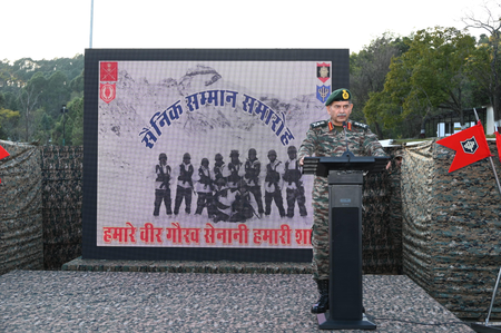 जब दीप जलाएं तो शहीदों को भी याद करें, रक्षा मंत्री व सेनाध्यक्ष ने दी दीपावली की बधाई जब दीप जलाएं तो शहीदों को भी याद करें, रक्षा मंत्री व सेनाध्यक्ष ने दी दीपावली की बधाई