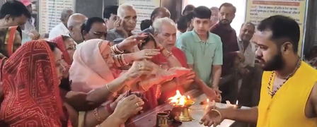 दीपोत्सव पर मंदिरों में उमड़ी आस्था, दर्शन के लिए सुबह से ही पहुंच रहे हैं श्रद्धालु दीपोत्सव पर मंदिरों में उमड़ी आस्था, दर्शन के लिए सुबह से ही पहुंच रहे हैं श्रद्धालु
