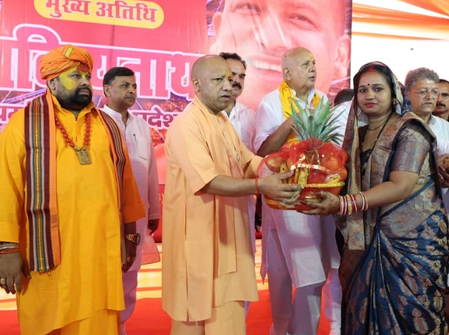 अयोध्या की निषाद बस्ती में मुख्यमंत्री योगी ने मनाई दीपावली, बच्चों को मिठाइयां और उपहार दिए अयोध्या की निषाद बस्ती में मुख्यमंत्री योगी ने मनाई दीपावली, बच्चों को मिठाइयां और उपहार दिए