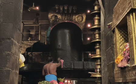 तंजावुर बृहदेश्वर मंदिर में दीपावली पर भगवान शिव का विशेष अभिषेक, भक्तों में उत्साह तंजावुर बृहदेश्वर मंदिर में दीपावली पर भगवान शिव का विशेष अभिषेक, भक्तों में उत्साह