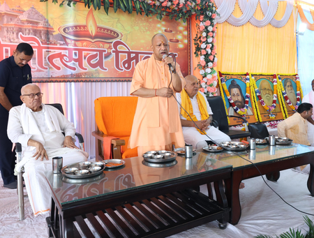 समाज तोड़क और राष्ट्र तोड़क तत्वों से सावधान रहना होगा: सीएम योगी
