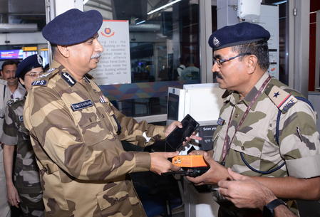 दीपावली पर ड्यूटी निभा रहे जवानों से मिले डीजी प्रवीर रंजन, दी शुभकामनाएं दीपावली पर ड्यूटी निभा रहे जवानों से मिले डीजी प्रवीर रंजन, दी शुभकामनाएं