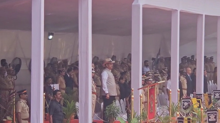 मुख्यमंत्री फडणवीस ने शहीद पुलिसकर्मियों को दी श्रद्धांजलि, अर्पित किया पुष्पचक्र मुख्यमंत्री फडणवीस ने शहीद पुलिसकर्मियों को दी श्रद्धांजलि, अर्पित किया पुष्पचक्र