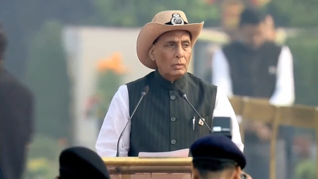 जो क्षेत्र नक्सलियों के आतंक से कांपते थे आज वहां सड़कें, अस्पताल, स्कूल और कॉलेज हैंः राजनाथ सिंह जो क्षेत्र नक्सलियों के आतंक से कांपते थे आज वहां सड़कें, अस्पताल, स्कूल और कॉलेज हैंः राजनाथ सिंह