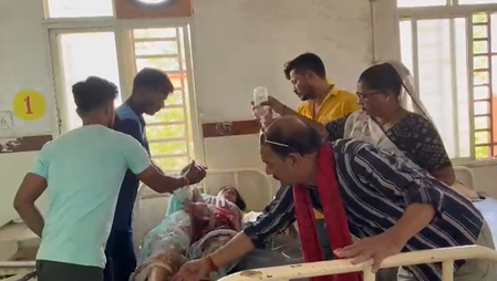मध्य प्रदेश: राजगढ़ में बाजार में पति ने पत्नी पर किया धारधार हथियार से हमला, सीसीटीवी में कैद घटना