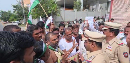 छत्रपति संभाजीनगर में दीपावली के दिन किसानों का आंदोलन, कलेक्टर के घर के बाहर किया प्रदर्शन