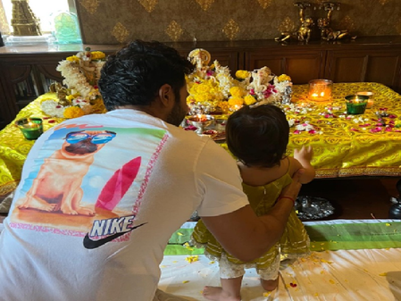 मां लक्ष्मी को अपने घर की लक्ष्मी के साथ मनाते दिखे वरुण धवन, दिखाई बेटी की प्यारी झलक मां लक्ष्मी को अपने घर की लक्ष्मी के साथ मनाते दिखे वरुण धवन, दिखाई बेटी की प्यारी झलक