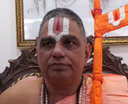 दीपावली हमारे अध्यात्म और विज्ञान का प्रतीक, अखिलेश यादव पर धर्मगुरु स्वामी नरेंद्राचार्य का पलटवार दीपावली हमारे अध्यात्म और विज्ञान का प्रतीक, अखिलेश यादव पर धर्मगुरु स्वामी नरेंद्राचार्य का पलटवार