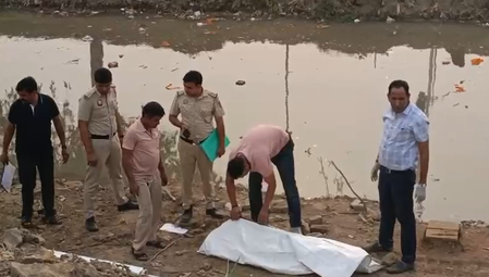 नई दिल्ली छठ पूजा की तैयारियों के बीच नहर में मिला महिला का शव, पुलिस जांच में जुटी नई दिल्ली छठ पूजा की तैयारियों के बीच नहर में मिला महिला का शव, पुलिस जांच में जुटी