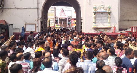 डाकोर के रणछोड़जी मंदिर की अनोखी परंपरा, पट खुलते ही प्रसाद लूट ले गए ग्रामीण डाकोर के रणछोड़जी मंदिर की अनोखी परंपरा, पट खुलते ही प्रसाद लूट ले गए ग्रामीण