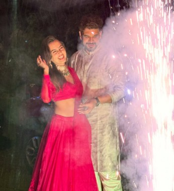 Tejasswi Prakash and Karan Kundrra celebrate Diwali with the former’s parents Tejasswi Prakash and Karan Kundrra celebrate Diwali with the former’s parents