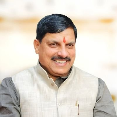 मध्य प्रदेश के मुख्यमंत्री ने भोपाल में वंचित बालिकाओं को दिए 'दीपावली गिफ्ट'
