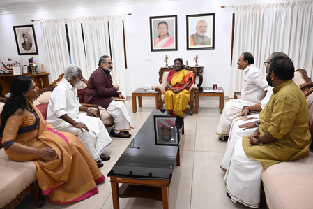 केरल भाजपा प्रतिनिधिमंडल ने राष्ट्रपति मुर्मू से की मुलाकात, सबरीमाला स्वर्ण घोटाले से कराया अवगत केरल भाजपा प्रतिनिधिमंडल ने राष्ट्रपति मुर्मू से की मुलाकात, सबरीमाला स्वर्ण घोटाले से कराया अवगत