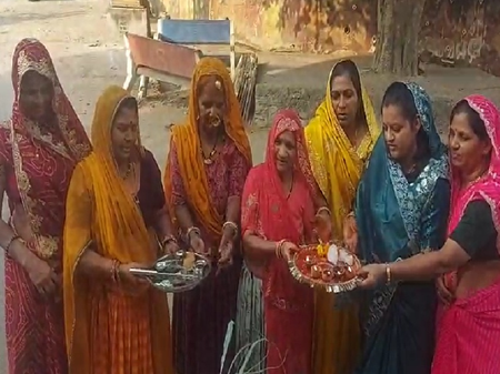 भीलवाड़ा में गौवंश और प्रकृति का अनूठा संगम, गृहणियों ने पूरी श्रद्धा से की गोवर्धन पूजा भीलवाड़ा में गौवंश और प्रकृति का अनूठा संगम, गृहणियों ने पूरी श्रद्धा से की गोवर्धन पूजा