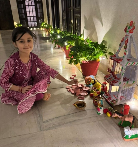 नितिन मुकेश की पोती नूरवी ने निभाई घरौंदा पूजन की परंपरा, तस्वीर ने जीता दिल नितिन मुकेश की पोती नूरवी ने निभाई घरौंदा पूजन की परंपरा, तस्वीर ने जीता दिल