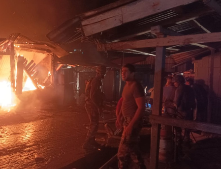 अरुणाचल प्रदेश में दीपावली सेलिब्रेशन के दौरान लगी आग, असम राइफल्स ने बचाई जान अरुणाचल प्रदेश में दीपावली सेलिब्रेशन के दौरान लगी आग, असम राइफल्स ने बचाई जान