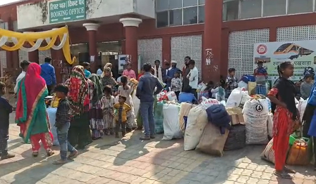 पंजाब के रेलवे स्टेशनों पर प्रवासियों की भीड़, सुविधाओं को लेकर नाराजगी