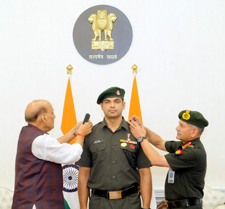 नीरज चोपड़ा को मिली मानद लेफ्टिनेंट कर्नल की वर्दी, रक्षा मंत्री राजनाथ सिंह ने किया सम्मानित