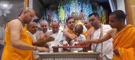 गाजियाबाद: राजनगर इस्कॉन मंदिर में श्रद्धालुओं की भीड़, सुबह से लगी लाइन