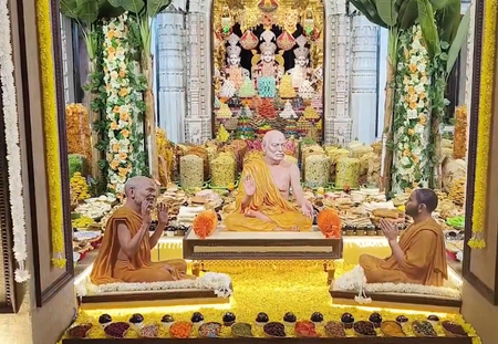 अहमदाबाद में ठाकुरजी को चढ़ाया गया 1,200 व्यंजनों का भव्य अन्नकूट, भक्त हुए भावविभोर अहमदाबाद में ठाकुरजी को चढ़ाया गया 1,200 व्यंजनों का भव्य अन्नकूट, भक्त हुए भावविभोर