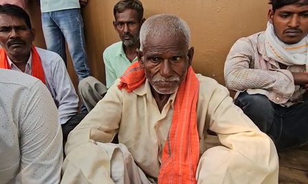 लखनऊ में मंदिर की पार्किंग में दलित बुजुर्ग के साथ अमानवीयता, कई दलों ने जताया विरोध लखनऊ में मंदिर की पार्किंग में दलित बुजुर्ग के साथ अमानवीयता, कई दलों ने जताया विरोध