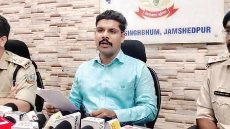 जमशेदपुर का कुख्यात अपराधी सौरभ शर्मा जयपुर से गिरफ्तार, पूछताछ में हुए बड़े खुलासे जमशेदपुर का कुख्यात अपराधी सौरभ शर्मा जयपुर से गिरफ्तार, पूछताछ में हुए बड़े खुलासे