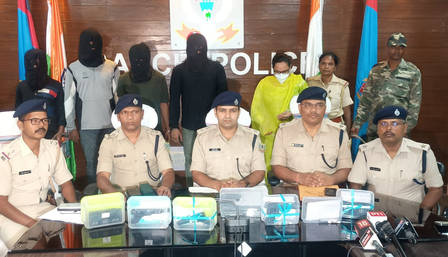 झारखंड के गैंग को पाकिस्तान से हो रही हथियारों की सप्लाई, गैंगस्टर प्रिंस खान और सुजीत सिन्हा गिरोह के पांच अपराधी गिरफ्तार झारखंड के गैंग को पाकिस्तान से हो रही हथियारों की सप्लाई, गैंगस्टर प्रिंस खान और सुजीत सिन्हा गिरोह के पांच अपराधी गिरफ्तार