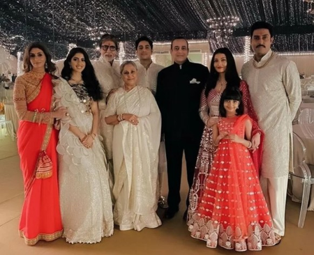 Big B shares festive family photo with Aishwarya, Abhishek and others to wish ‘Happy Diwali’ Big B shares festive family photo with Aishwarya, Abhishek and others to wish ‘Happy Diwali’
