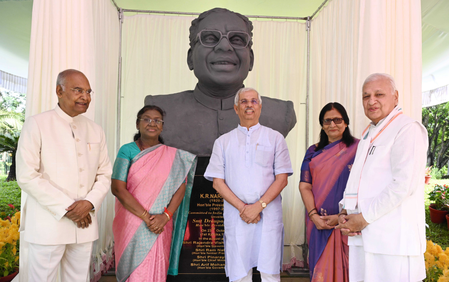 राष्ट्रपति द्रौपदी मुर्मू ने केरल राजभवन में पूर्व राष्ट्रपति केआर नारायणन की प्रतिमा का अनावरण किया राष्ट्रपति द्रौपदी मुर्मू ने केरल राजभवन में पूर्व राष्ट्रपति केआर नारायणन की प्रतिमा का अनावरण किया
