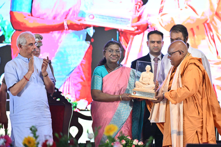 राष्ट्रपति द्रौपदी मुर्मू ने श्री नारायण गुरु की महासमाधि शताब्दी समारोह का उद्घाटन किया राष्ट्रपति द्रौपदी मुर्मू ने श्री नारायण गुरु की महासमाधि शताब्दी समारोह का उद्घाटन किया