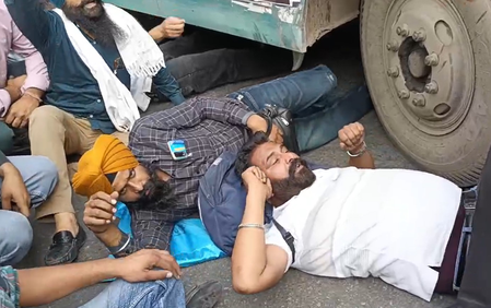 अमृतसर में पीआरटीसी और पनबस कर्मचारियों का प्रदर्शन, पांच जिलों में किया चक्का जाम अमृतसर में पीआरटीसी और पनबस कर्मचारियों का प्रदर्शन, पांच जिलों में किया चक्का जाम