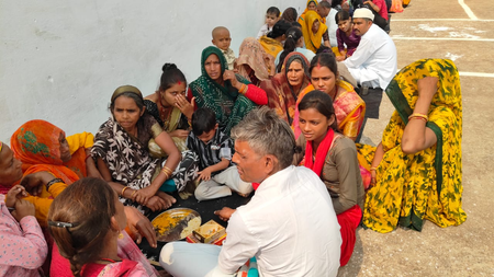 भाई दूज: मध्य प्रदेश में बंदी भाइयों को तिलक लगाने के लिए जेल पहुंचीं बहनें
