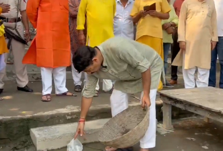 मनोज तिवारी ने वजीराबाद छठ घाट का किया निरीक्षण, स्वच्छता के लिए श्रमदान में लिया हिस्सा मनोज तिवारी ने वजीराबाद छठ घाट का किया निरीक्षण, स्वच्छता के लिए श्रमदान में लिया हिस्सा