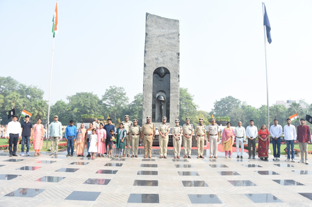 सीआईएसएफ ने राष्ट्रीय पुलिस स्मारक पर शहीद वीरों को किया याद, परिवारों का हुआ सम्मान