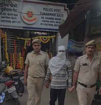 दिल्ली संपत्ति विवाद में पोते ने दादा को मारी गोली, आरोपी गिरफ्तार दिल्ली संपत्ति विवाद में पोते ने दादा को मारी गोली, आरोपी गिरफ्तार