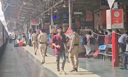 छठ पूजा : चारबाग रेलवे स्टेशन पर अधिकारियों ने किया कंट्रोल रूम का निरीक्षण