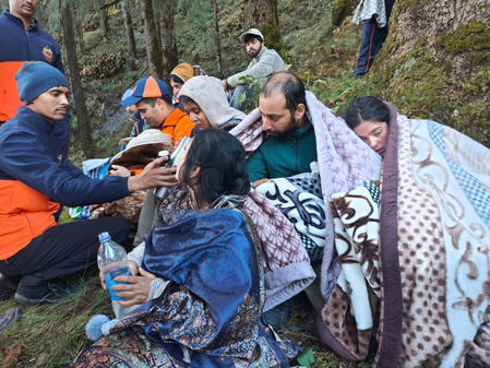 हिमाचल प्रदेश शिकारी देवी मंदिर में दर्शन गए 9 लोग जंगल में फंसे, एसडीआरएफ ने सभी को सुरक्षित निकाला हिमाचल प्रदेश शिकारी देवी मंदिर में दर्शन गए 9 लोग जंगल में फंसे, एसडीआरएफ ने सभी को सुरक्षित निकाला