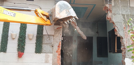 पंजाब मोगा में नशा तस्करों की अवैध इमारत पर चला बुलडोजर पंजाब मोगा में नशा तस्करों की अवैध इमारत पर चला बुलडोजर
