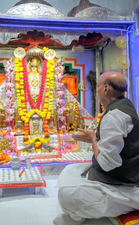तनोट माता मंदिर के दर पर राजनाथ सिंह ने टेका माथा, देश की सुरक्षा-समृद्धि के लिए मांगा आशीर्वाद तनोट माता मंदिर के दर पर राजनाथ सिंह ने टेका माथा, देश की सुरक्षा-समृद्धि के लिए मांगा आशीर्वाद