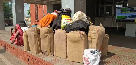 पंजाब : बिहार और उत्तर प्रदेश जाने के लिए अमृतसर स्टेशन पर भीड़, सुविधाएं न मिलने से यात्री नाराज