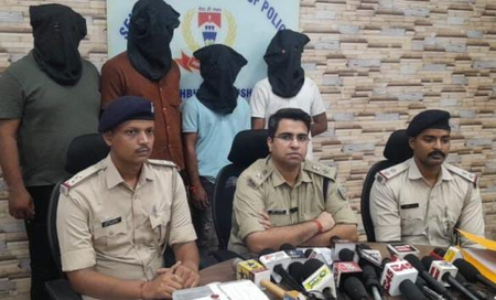 जमशेदपुर में अपराध की योजना बनाते चार बदमाश हथियार के साथ गिरफ्तार जमशेदपुर में अपराध की योजना बनाते चार बदमाश हथियार के साथ गिरफ्तार